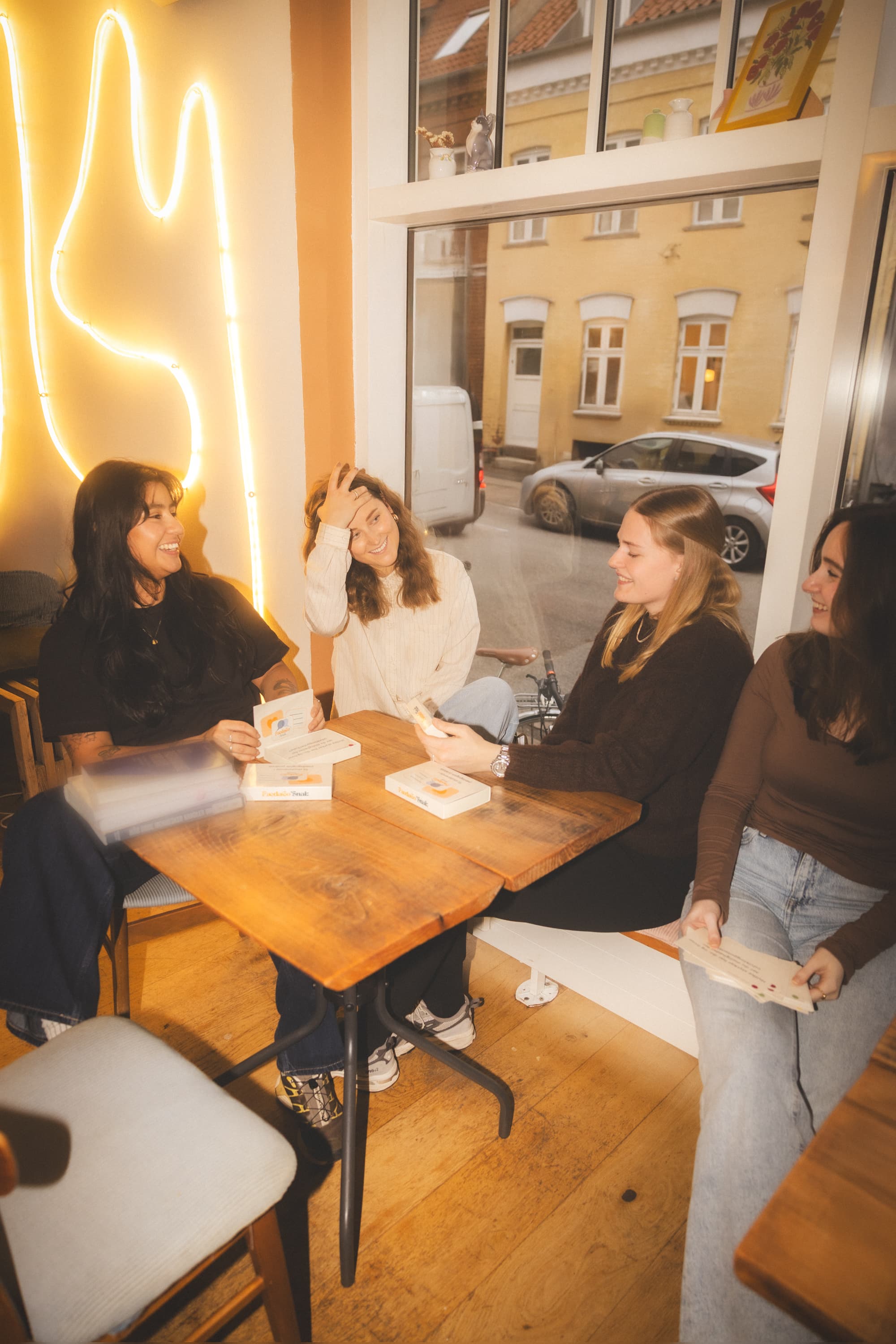 Holdet bag PædaGo'Snak bruger samtalekortene sammen